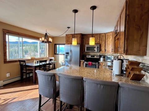 4 bar stools with kitchen
