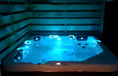 Indoor spa tub