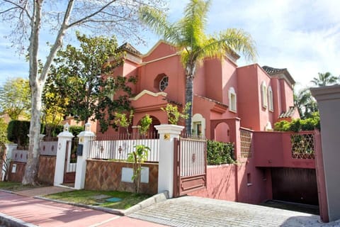 Private villa for up to 14 in Alzambra complex, 650m from Puerto Banus