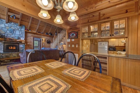 Raccoon Heaven's inviting dining area