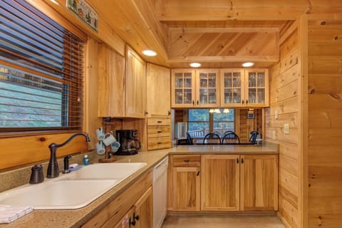 Raccoon Heaven's fully-equipped kitchen