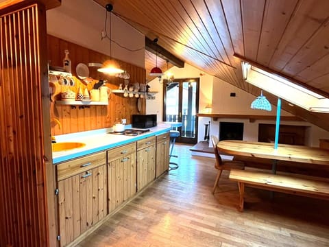 Door, Balcony, Chair, Outdoor Furniture, Yard, Driveway, Houseplant, Courtyard, Walkway, Flowerpot