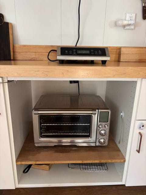 Cook, reheat, or snack—your micro oven and single burner have you covered!