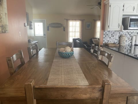 Where meals turn into memories—seating for six, stories for days