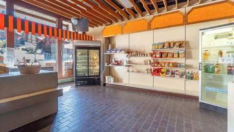 Im Ferienzentrum gibt es einen 24/7-Shop, in dem ihr die wichtigsten Dinge jederzeit kaufen könnt.