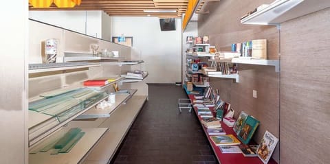 Ausserdem eine Bibliothek.