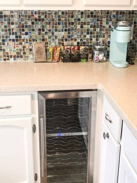 We provide you with some coffee, tea, popcorn and granola bars for your stay.