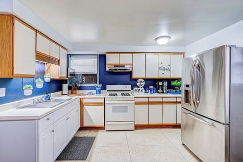 ~~ COOK YOUR OWN MEALS WITH OUR FULLY-EQUIPPED KITCHEN !! ~~