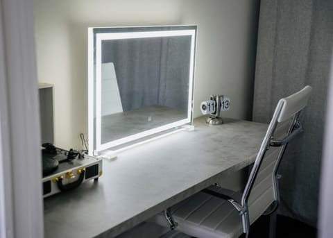 Beroom 1 (Master): Queen bed ✔️ Ensuite bathroom ✔️ Smart TV ✔️ Vanity table/Workstation