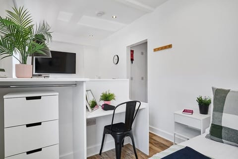 F2, Bed/ Living Room