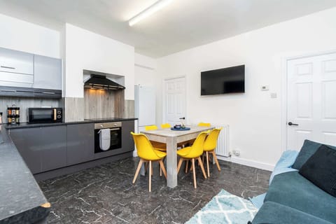 Fully equipped kitchen with oven, microwave and fridge – ready for home-cooked dinners.