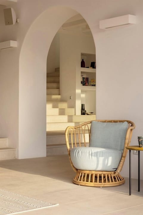 All the various spaces of the communal area in the main house a subtly delimited by elegant arches.