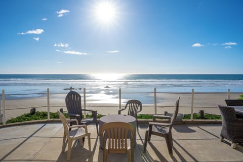 Welcome to 2640 Studio, where panoramic ocean views are at your doorstep