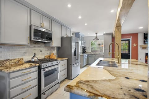 Whip it, flip it, or sip it — this kitchen is ready for whatever you’re cooking up. Fully stocked, totally stylish, and perfect for everything from pancake mornings to midnight snack missions. The only thing missing? Your secret recipe.