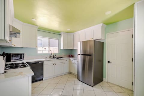 Bright, fully stocked kitchen with modern appliances.