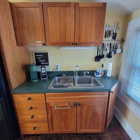 Kitchen has a Kuerig coffee maker, electric can opener an dlots of utensils for cooking. We also provide coffee and tea as well as other amenities like ziploc bag, foil and saran wrap.