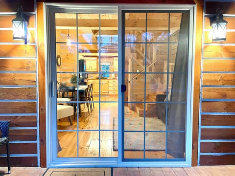 🏡 Welcome to Valley Hills Cabin! Slide open the door and let rustic charm and homey comforts greet you—your adventure begins here.