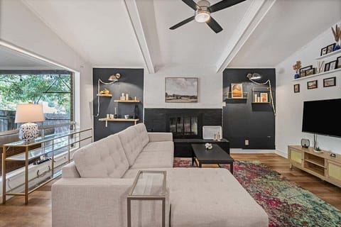 Austin La Casa Chic - modern furnishings and art