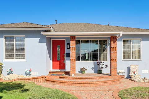 Compton Vacation Rental | 2BR | 1BA | 1,060 Sq Ft | 3 Steps Required