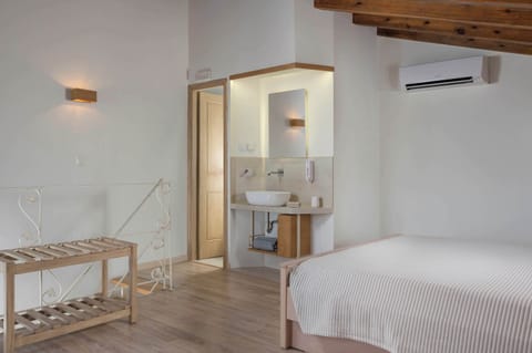 The Upper Floor's Ensuite Bathroom Features a Modern Design, Providing Both Convenience and Stylish Comfort.