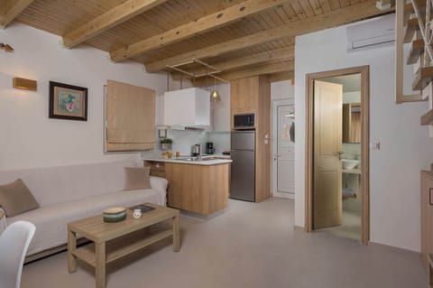 From Culinary Adventures to Cozy Evenings, Our Living Room and Fully Equipped Kitchen Offer a Perfect Blend of Comfort.