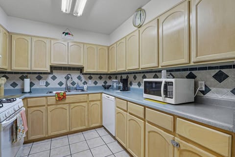 Kitchen, Microwave, Refrigerator, Coffeemaker, oven