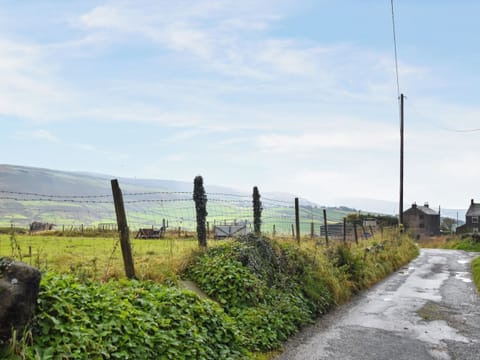 Surrounding area | Cosy Cottage, Diggle, Saddleworth