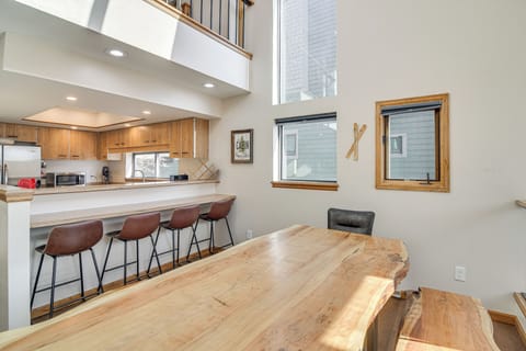 Dining Area | Dishware/Flatware Provided | 3rd Floor