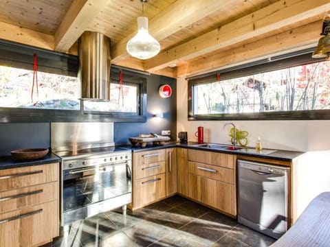 CUISINE EQUIPEE
CUISINIERE SMEG
2 EVIERS 
ELECTROMENAGER 