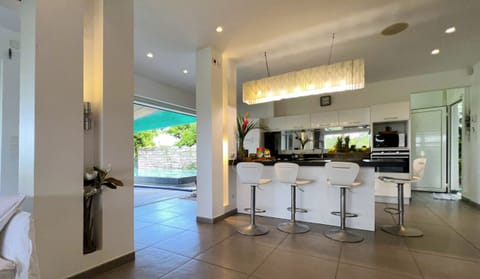 Open kitchen that can accommodate up to 7 guests