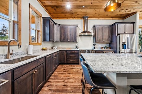 Lookout Lodge's kitchen and dining area
