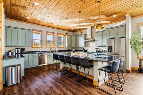 Skyline Chalet's kitchen and dining area