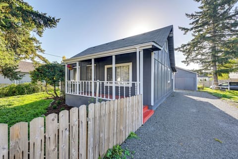 Algona Vacation Rental | 3BR | 2BA | 4 Steps to