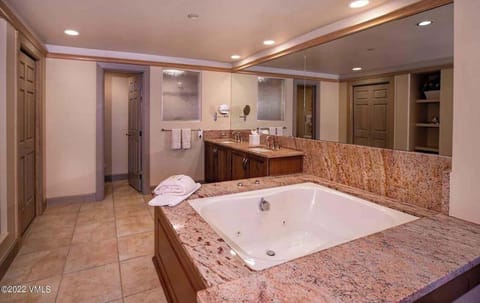 Primary bathroom / bathtub