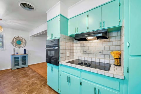 tiled surround for stove and efficiency oven with 3 racks for cooking