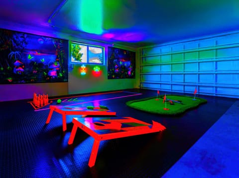 GLOW IN THE DARK FAMILY FUN! Blacklight mini-golf, bowling, and cornhole with fantasy murals that glow under UV lights.
#BlacklightGamesRoom #MiniGolfairbnb #Bowlingairbnb #KidsFunAirbnb #NeonGameRoom #FamilyEntertainmentAirbnb #GlowInTheDark