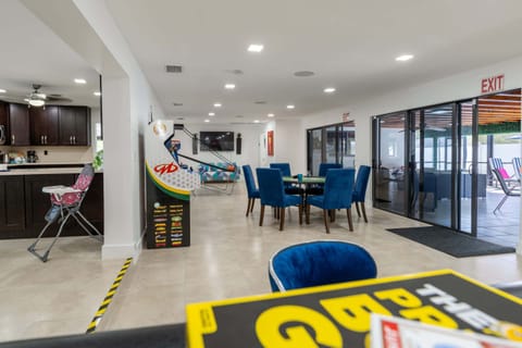 RETRO ARCADE CLASSICS MEET FUN! Space Invaders, Mortal Kombat & modern basketball game for timeless family entertainment. Perfect for nostalgic & new-generation fun.
#RetroArcadeairbnb #Gameshomeairbnb #FamilyAirbnb #Kidsadventureairbnb #BestHollywo