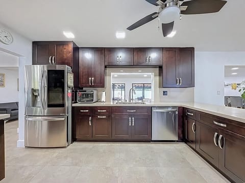 CHEF'S KITCHEN WITH LUXURY AMENITIES! LG InstaView fridge, pass-through window to pool, modern appliances. Perfect for families who love cooking together.
#ModernKitchen #LGAppliances #ChefReady #CookingTogether #HollywoodKitchen