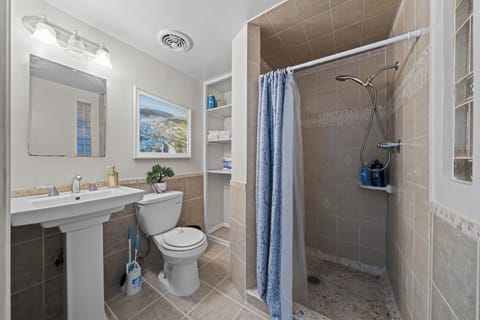 Towels, toiletries, and more had been ready for your comfort.