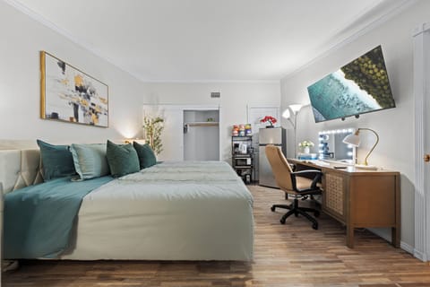 Everything had been within reach in the thoughtfully designed studio room.