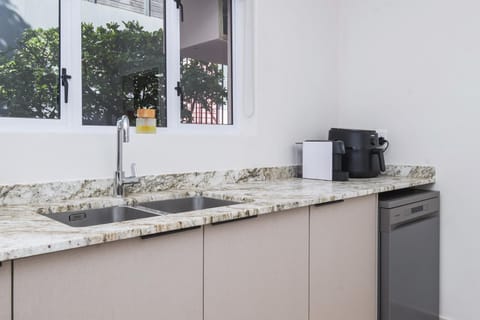 Kiandra Modern Bantry Bay 2-Bed: Walk to Promenade (33302)