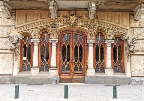 Il prestigioso portone principale del Palazzo