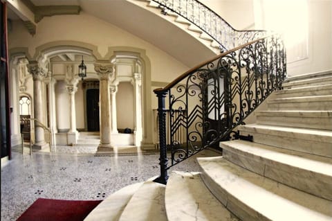 La maestosa scalinata del Palazzo della Vittoria su via Palmieri