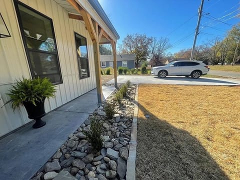 front porch and driveway with parking