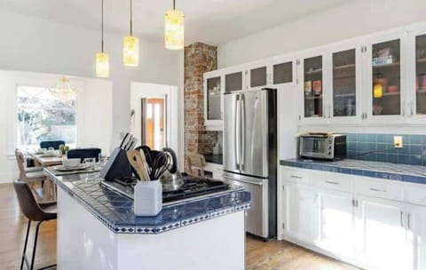 厨房 kitchen
A large window floods the space with natural light, creating an inviting atmosphere, while the stainless-steel appliances ensure modern convenience. The deep farmhouse-style sink with a sleek, high-arc faucet adds both beauty and functiona