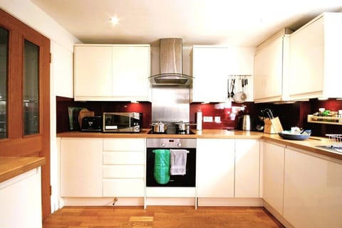 Well- provided kitchen with oven, microwave, induction hob, dishwasher and washing machine.