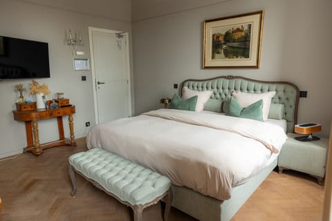 Kingsize bedroom with private bathroom