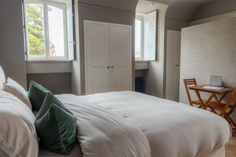 Kingsize bedroom with private bathroom