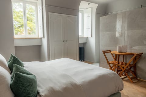 Kingsize bedroom with private bathroom