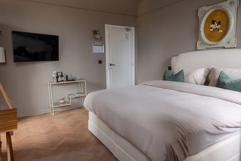 Kingsize bedroom with private bathroom